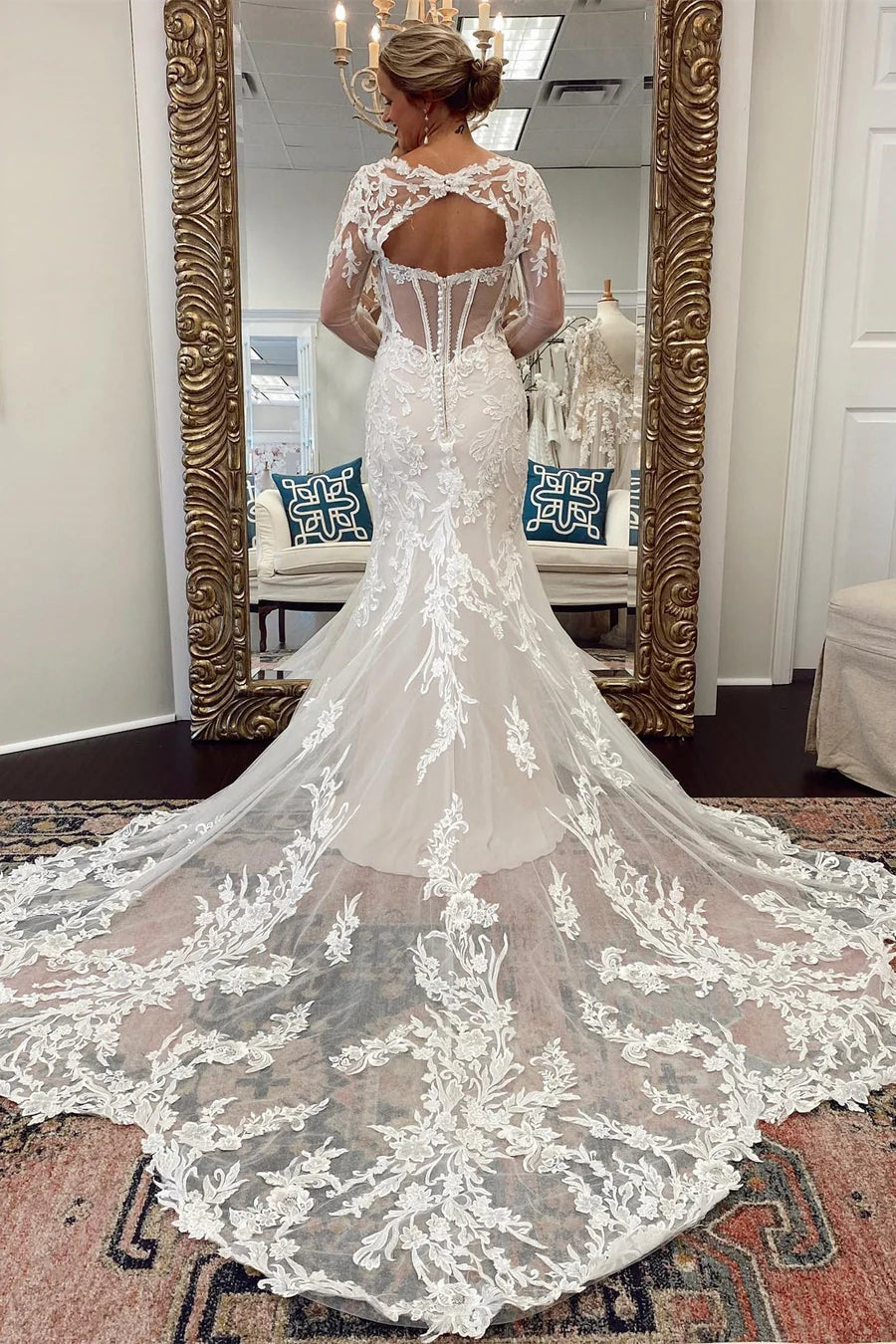 Robe de mariée trompette à manches longues et découpes en dentelle
